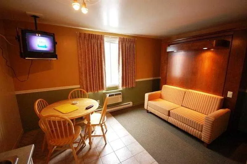 ***  Hotel Le Roberval Montreal Canada